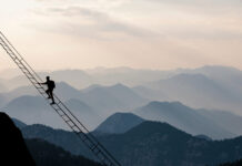 „Mut ist ein messbares Execution-Risiko, das wir aktiv managen“ Symbolbild: Courageous climb for high altitude mountaineering and professional climber. Copyright: emerald_media - stock.adobe.com