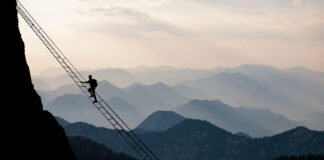 Symbolbild: Courageous climb for high altitude mountaineering and professional climber. Copyright: emerald_media - stock.adobe.com
