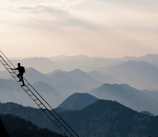 „Mut ist ein messbares Execution-Risiko, das wir aktiv managen“ Symbolbild: Courageous climb for high altitude mountaineering and professional climber. Copyright: emerald_media - stock.adobe.com