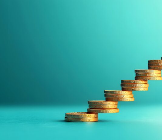 „Die finanziellen Mittel sind im Markt per se vorhanden“ Symbolbild. Golden coins arranged in steps symbolize financial growth and the importance of financial literacy today. Copyright: Paisan - stock.adobe.com