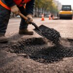 Gegen die Löcher auf der Straße Symbolbild: Worker fixing pothole with asphalt mix. Close up road damage repair process. Street maintenance and road fix work. Urban road safety and service concept. Construction worker repairing pavement. Copyright: Alina - stock.adobe.com