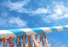 Symbolbild. Maibaumaufstellen, Maibaum. Copyright: dederer - stock.adobe.com