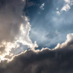 Abivax: Kurseinbruch trotz Erfolg Symbolbild. Dramatisches Wolkenbildnis mit durchstrahlenden Sonnenstrahlen. Copyright: Ralf Geithe - stock.adobe.com