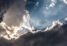Symbolbild. Dramatisches Wolkenbildnis mit durchstrahlenden Sonnenstrahlen. Copyright: Ralf Geithe - stock.adobe.com