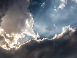 Abivax: Kurseinbruch trotz Erfolg Symbolbild. Dramatisches Wolkenbildnis mit durchstrahlenden Sonnenstrahlen. Copyright: Ralf Geithe - stock.adobe.com