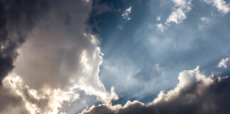 Symbolbild. Dramatisches Wolkenbildnis mit durchstrahlenden Sonnenstrahlen. Copyright: Ralf Geithe - stock.adobe.com