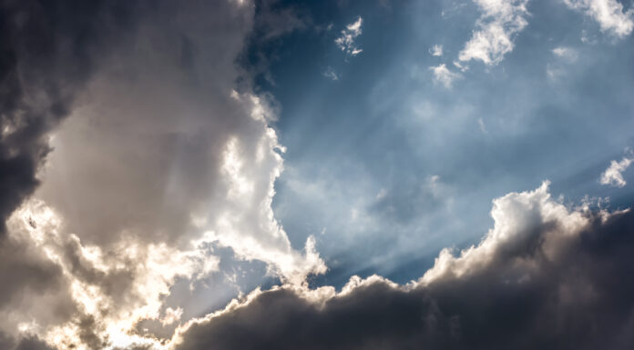 Symbolbild. Dramatisches Wolkenbildnis mit durchstrahlenden Sonnenstrahlen. Copyright: Ralf Geithe - stock.adobe.com