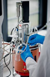Ein Bioreaktor wird für die Zellvermehrung vorbereitet. Copyright: CellTec Systems
