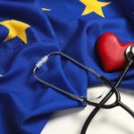Das Herz der nächsten MedTech-Welle schlägt in Europa Stethoscope, red heart and flag of European Union on white wooden table. Copyright: New Africa - stock.adobe.com