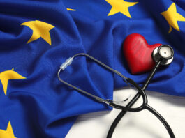 Das Herz der nächsten MedTech-Welle schlägt in Europa Stethoscope, red heart and flag of European Union on white wooden table. Copyright: New Africa - stock.adobe.com