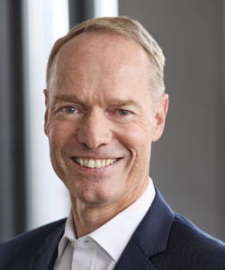 Oliver Kirst, Vorsitzender des Bundesverbandes der Pharmazeutischen Industrie e.V. (BPI). Kirst ist zudem Geschäftsführer der Servier Deutschland GmbH. Nach Abschluss des Studiums der Pharmazie und der Approbation als Apotheker begann Oliver Kirst 1992 seine Laufbahn bei Servier, wo er zunächst einige Monate in der Firmenzentrale in Paris bei Servier International in den Bereichen F&E und internationales Marketing tätig war. Nach seiner Rückkehr aus Paris im Jahr 1993 arbeitete er in verschiedenen Positionen bei Servier Deutschland GmbH in München als Produktmanager für Herz-Kreislauf- und Stoffwechselerkrankungen sowie später als Marketingleiter. 1998 wechselte Oliver Kirst als Franchise Director für den Bereich Stoffwechsel & Neuropsychiatrie nach Paris. Im Jahr 2002 übernahm er die Geschäftsführung von Servier Österreich in Wien, bevor er 2007 als Geschäftsführer von Servier Deutschland nach München zurückkehrte. Oliver Kirst ist Mitglied im erweiterten Vorstand der GRPG (Gesellschaft für Recht und Politik im Gesundheitswesen), Kuratoriumsvorsitzender der Paul-Nikolai-Ehlers-Stiftung, Vorstandsvorsitzender des Bundesverbandes der Pharmazeutischen Industrie e.V. (BPI) sowie Vorstandsvorsitzender des BPI-Landesverbandes Bayern und Mitglied der Bundesfachkommission Gesundheit des Wirtschaftsrates.