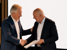 „Papiere heilen erstmal niemanden“ Eicke Latz (r.) überreicht Martin Blessing, Persönlicher Beauftragter des Bundeskanzlers für Investitionen in Deutschland, beim Politischen Abend der bio:cap Europe den Forderungskatalog für bessere Rahmenbedingungen für Biotechnologie und Wachstumskapital in Deutschland. Copyright Foto: Urs Moesenfechtel