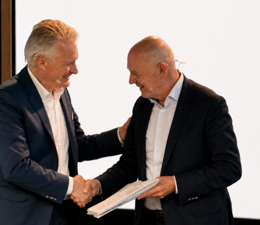 „Papiere heilen erstmal niemanden“ Eicke Latz (r.) überreicht Martin Blessing, Persönlicher Beauftragter des Bundeskanzlers für Investitionen in Deutschland, beim Politischen Abend der bio:cap Europe den Forderungskatalog für bessere Rahmenbedingungen für Biotechnologie und Wachstumskapital in Deutschland. Copyright Foto: Urs Moesenfechtel