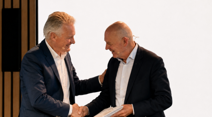 „Papiere heilen erstmal niemanden“ Eicke Latz (r.) überreicht Martin Blessing, Persönlicher Beauftragter des Bundeskanzlers für Investitionen in Deutschland, beim Politischen Abend der bio:cap Europe den Forderungskatalog für bessere Rahmenbedingungen für Biotechnologie und Wachstumskapital in Deutschland. Copyright Foto: Urs Moesenfechtel