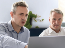„KI liefert Hypothesen. Wir liefern begründbare Entscheidungen.“ Lucera COO Dr. Stephan Brock (links) im Gespräch mit CEO Dr. Friedrich von Bohlen (rechts). Copyright: Lucera GmbH