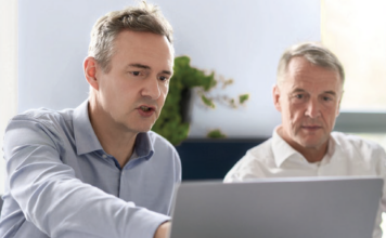 „KI liefert Hypothesen. Wir liefern begründbare Entscheidungen.“ Lucera COO Dr. Stephan Brock (links) im Gespräch mit CEO Dr. Friedrich von Bohlen (rechts). Copyright: Lucera GmbH