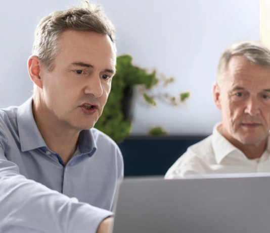 „KI liefert Hypothesen. Wir liefern begründbare Entscheidungen.“ Lucera COO Dr. Stephan Brock (links) im Gespräch mit CEO Dr. Friedrich von Bohlen (rechts). Copyright: Lucera GmbH