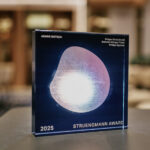 Strüngmann Award: Unternehmen durch ihre Unternehmer sehen Die Strüngmann Award-Trophäe von 2025. Fotograf: Christian Back. Copyright: ATHOS KG