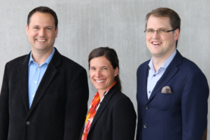 Araris Biotech - die Gewinner von 2025. V.l.n.r.: Dr. Dragan Grabulovski, CEO und Co-founder; Dr. Isabella Attinger-Toller, Co-founder und CTO, und Dr. Philipp Spycher Co-founder und CSO; Copyright: Araris Biotech.